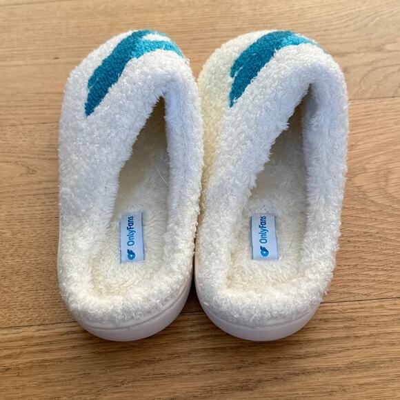 Only Fans - Fluffy Slippers in White Blue - Picture 5 of 5